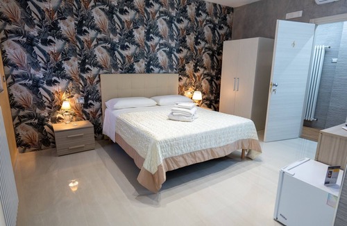 Contursi Terme Bed & Breakfast | A Tuscan-style villa surrounded by greenery with a beautiful heated hot tub