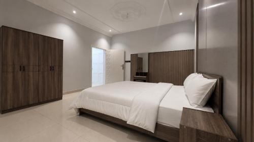 Medina Apartment | Al Sultan Family Stay Near Al-Masjid Al-Nabawi 2BR Self Check-in Sleeps 7