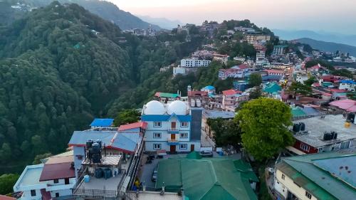 The Mall Road Apartment | Alaya Stays Snowdrop 3 BHK Apartment, Mussoorie