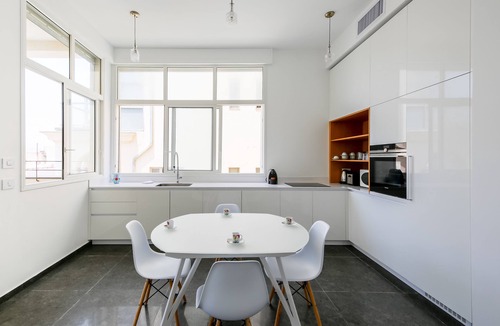 Tel Aviv Apartment | ALLENBY ST 3 ROOMS - BALCONY CLOSE BEACH