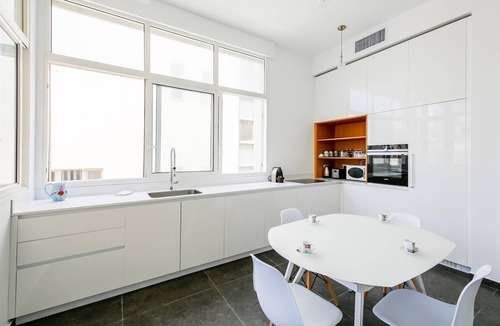 Tel Aviv Apartment | ALLENBY ST 3 ROOMS - BALCONY CLOSE BEACH