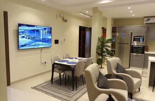 Medina Apartment | Alrawdah Luxury, 3 Bedroom Apartment - 5 Mins to Haram الروضة للشقق الفاخرة