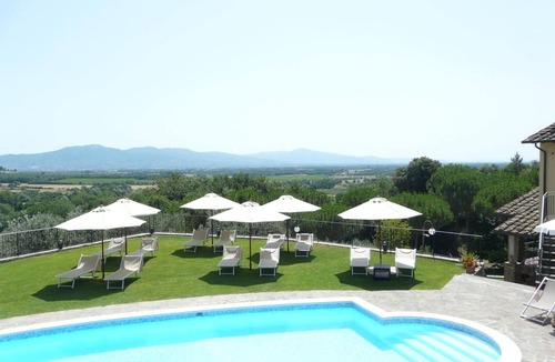 Civitella in Val di Chiana Apartment | Apartment Ortensia - Podere Del Griccia with Shared Pool, Wi-Fi and Air Conditioning