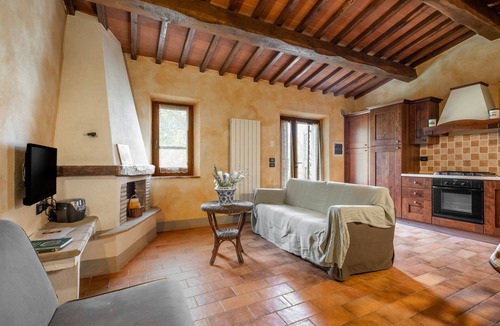 Radicofani Apartment | Apartment 'Bosco' with Shared Terrace & Garden, Wi-Fi