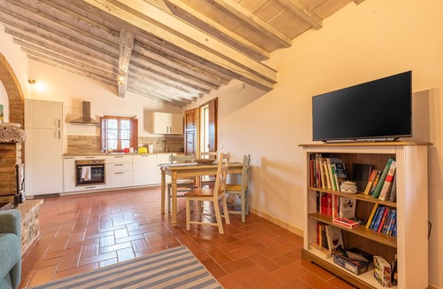 Trequanda Apartment | Apartment 'Casamoira' with Private Terrace, Wi-Fi and Air Conditioning