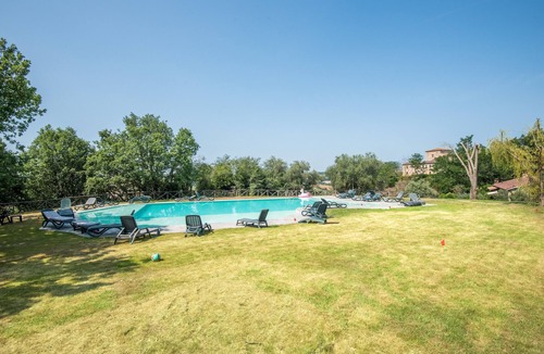 Torre A Castello Apartment | Apartment 'Fortilizio Di Campiglia Il Pero' with Pool and Shared Terrace