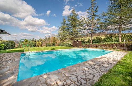 Umbertide House | Apartment 'Glicine ad Antico Casale '700' with Shared Pool & Wi-Fi