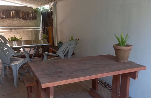 Pinetown Apartment | Apartment in quiet, leafy suburb-safe parking, own entrance-keys and gate remote