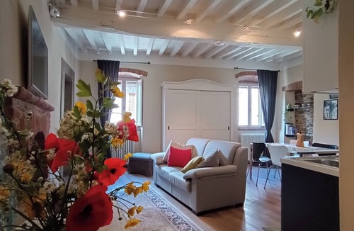 Cortona Old Town Apartment | Apartment Me and You Cortona (with romantic outdoor shower on private courtyard)