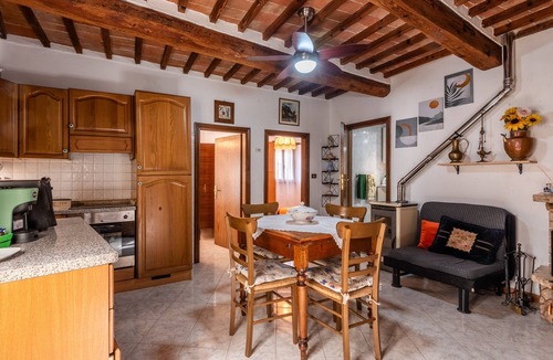Civitella Paganico Apartment | Apartment 'Sotto Gli Archi' with Mountain View