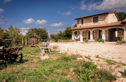 Gualdo Cattaneo Apartment | Apartment Terra, Agriturismo panoramic view in the woods in the center of Umbria