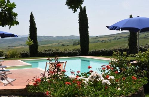 Castiglione d'Orcia Apartment | Apartment 'Verde - La Valle Del Sole' with Mountain View and Wi-Fi