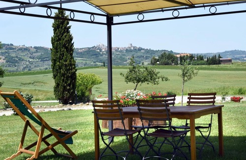 Castiglione d'Orcia Apartment | Apartment 'Verde - La Valle Del Sole' with Mountain View and Wi-Fi