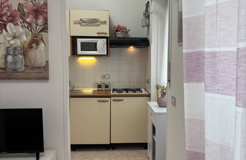 Ostiense House | Apartment with a Balcony - Metro Line B, San Paolo Station - (8' and you're at the Colosseum)