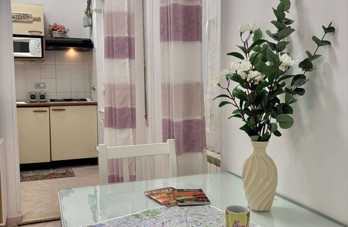 Ostiense House | Apartment with a Balcony - Metro Line B, San Paolo Station - (8' and you're at the Colosseum)