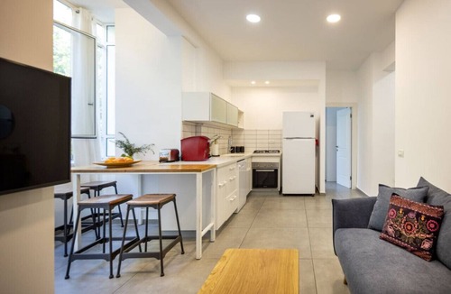 Old North Apartment | Bauhaus Sea-Side Garden Haven by Sea N' Rent