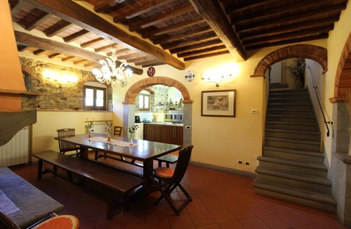 Civitella in Val di Chiana Villa | Beautiful private villa for 16 people with WIFI, private pool, TV and pets allowed, close to Are.