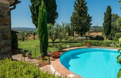 Campagnatico Villa | Beautiful apartment in villa with WIFI, pool, patio, pets allowed, panoramic view and parking