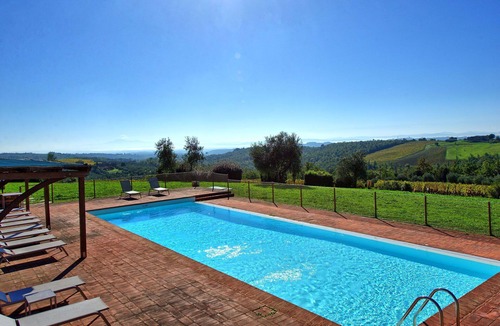 Castelnuovo Berardenga Apartment | Beautiful apartment for 5 guests with A/C, pool, TV and panoramic view, close to Siena