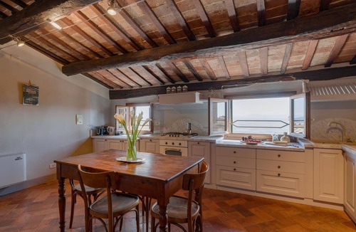 Cortona Old Town Apartment | Beautiful apartment for 4 people with WIFI, A/C, TV, terrace, pets allowed and panoramic view