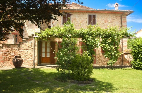 Castiglion Fiorentino Apartment | Beautiful apartment for 2 people with pool, WIFI, TV and pets allowed, close to Cortona