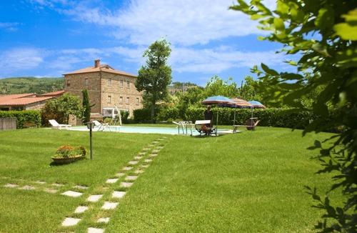 Le Piazze Apartment | Beautiful apartment for 4 people with pool, WIFI, TV and pets allowed, close to Cortona