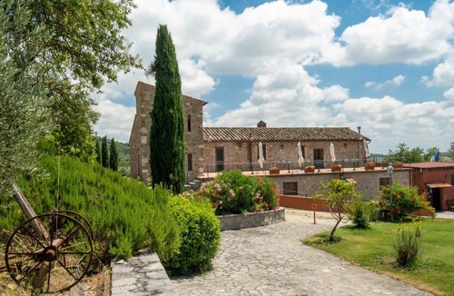 Agello Bed & Breakfast | Beautiful room for 2 guests with WIFI, pool, A/C, TV, veranda and pets allowed, close to Perugia