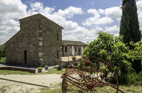 Agello Bed & Breakfast | Beautiful room for 2 guests with WIFI, pool, A/C, TV, veranda and pets allowed, close to Perugia