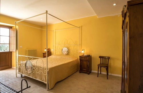 Agello Bed & Breakfast | Beautiful room for 2 guests with A/C, pool, WIFI, TV, veranda and pets allowed, close to Perugia