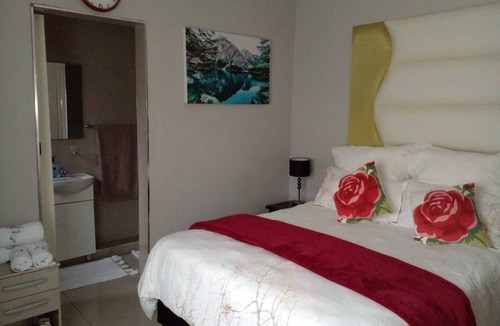 Kingsborough Bed & Breakfast | Blue bird 3 guest house, relaxing safe secure suite 5 min to beach