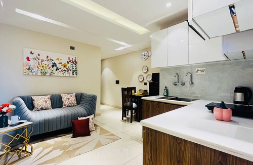 Sector 14 Hotel | BluO 1BHK Suite - Balcony, Lift, Gym, Parking, TT