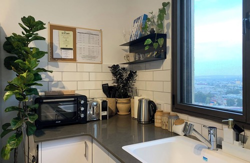 Haifa Apartment | Boho Gem Near Talpiot Mkt -Mamad