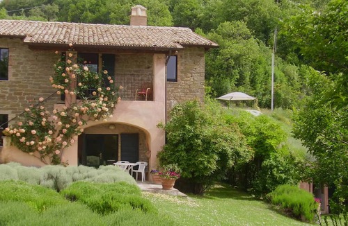Assisi Villa | Boutique Studio Apartment in Traditional Villa, Swimming Pool, WIFI (Perugino)