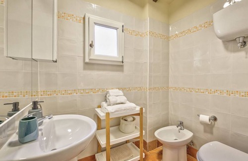 Cortona Old Town Apartment | Casa degli Affreschi - painted walls and ornate ceiling in town centre