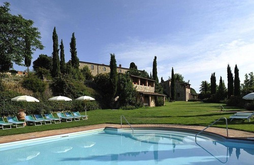 Santarello House | Casa Emide D: A graceful apartment in a history-rich eighteenth-century estate, with Free WI-FI.