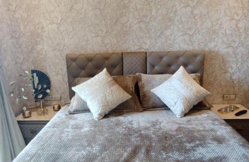 Sale House | Chambre climatisée proche aéroport avec salle de bain privée & balcon