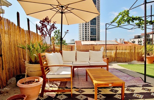 Neve Tzedek Apartment | Charming 1-bedroom apartment located in a beautiful apt complex in Neve Tzedek