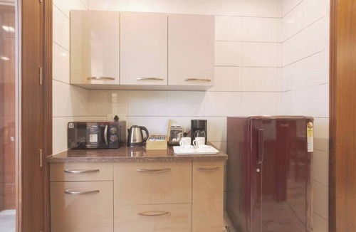 Sushant Lok Apartment | Child friendly Retreat w balcony & tub King Bed
