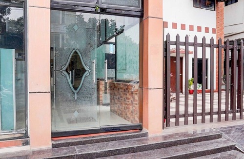 Dehradun House | Collection O Tyagi Road near Railway Station