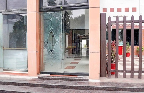 Dehradun House | Collection O Tyagi Road near Railway Station