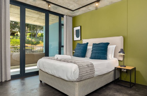 Schotsche Kloof Apartment | Contemporary 3-Bed at the Peak of Bo-Kaap | Pool