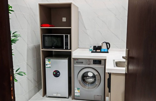 Al Kura Apartment | Cozy 1-bedroom apartment in adorable Jeddah with AC