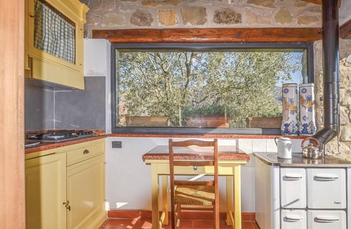 Bibbiena House | Cozy home in Bibbiena AR with private swimming pool, can be inside or outside