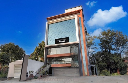 Dehradun House | Deluxe with Twin BedRispana Pul Haridwar