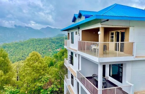 Kasauli Apartment | Double Room with Mountain View - The Terrace Retreat by StayVues
