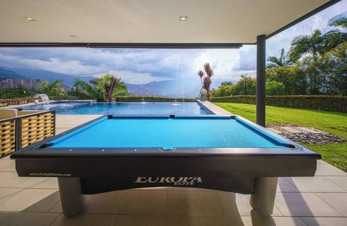Popular House | El Poblado Mansion | 7-Bedroom with Infinity Pool, Jacuzzi, Sauna, Gym, and Chef