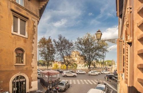 Trastevere Apartment | Elegant Penthouse with Breathtaking Views of Castel Sant’Angelo