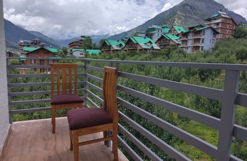 Aleo Apartment | Enjoyable 8-bedroom apartment in charming Manali for your stay
