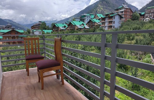 Aleo Apartment | Enjoyable 8-bedroom apartment in charming Manali for your stay