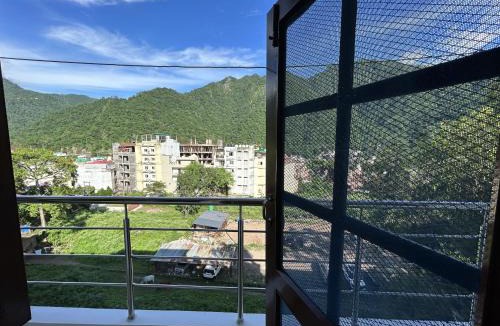 Tapovan Hostel | Ensquare Hotel - 2 Bedroom Mountain View Apartments With Kitchen, Rooftop Cafe, Live Music